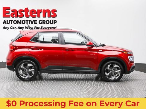 Used 2023 Hyundai Venue Limited FWD image 4