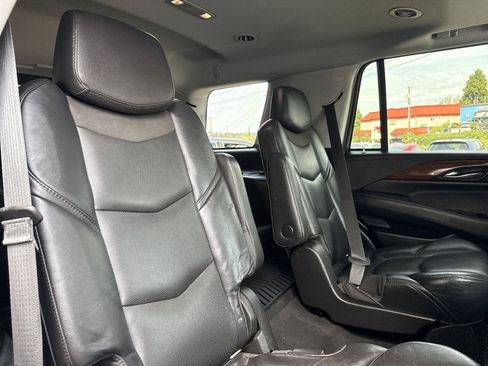Used 2018 Cadillac Escalade Luxury AWD/4WD image 18
