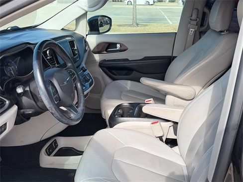 Used 2017 Chrysler Pacifica Touring-L w/ Tire & Wheel Group image 16