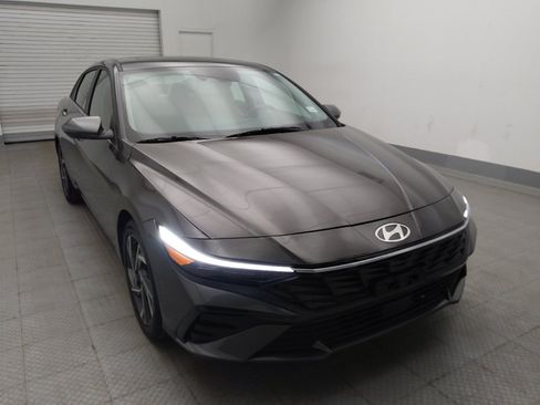 Used 2025 Hyundai Elantra Limited FWD image 14