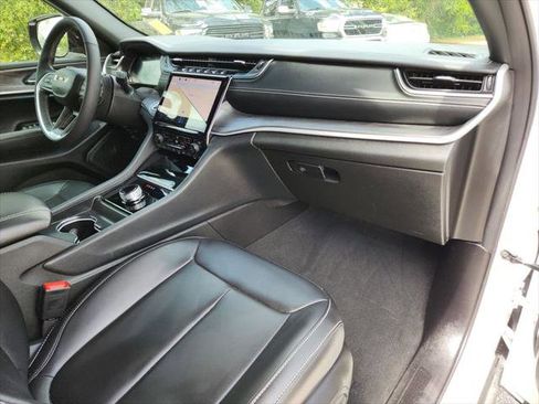 Certified 2025 Jeep Grand Cherokee Limited w/ Black Appearance Package image 12