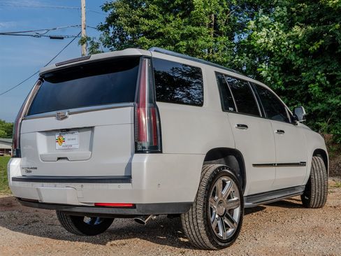 Used 2017 Cadillac Escalade Luxury RWD image 5