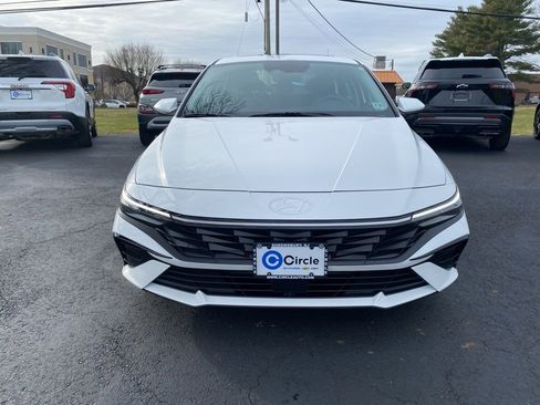 New 2025 Hyundai Elantra SEL image 3