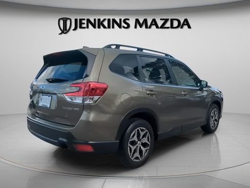 Used 2023 Subaru Forester Premium image 8