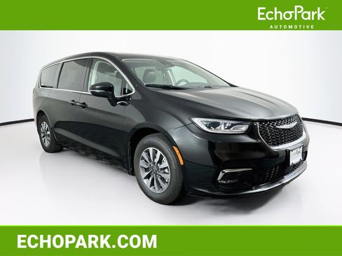 Used 2023 Chrysler Pacifica Touring-L FWD image 1