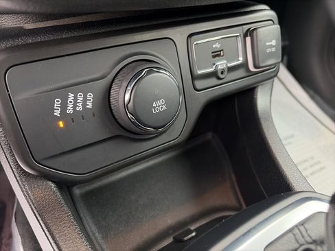 Used 2019 Jeep Renegade Latitude w/ Popular Equipment Group image 29