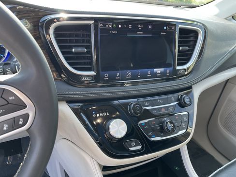 Used 2023 Chrysler Pacifica Limited FWD image 25