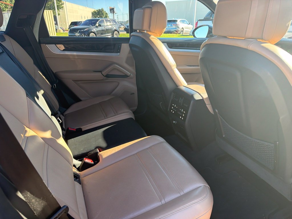 Used 2024 Porsche Cayenne AWD/4WD image 7