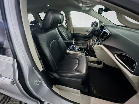 Used 2023 Chrysler Pacifica Touring-L image 32