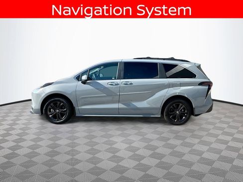 Used 2024 Toyota Sienna XLE Woodland Edition image 8