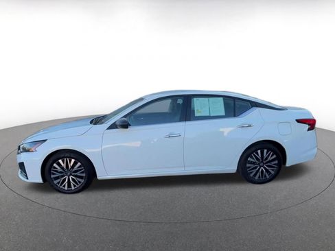 Used 2025 Nissan Altima 2.5 SV FWD image 9