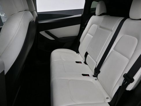 Used 2021 Tesla Model Y Long Range image 25