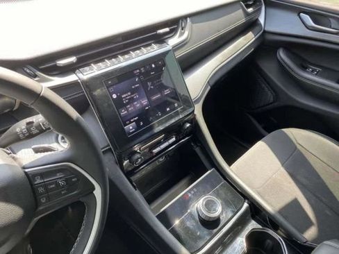 Used 2023 Jeep Grand Cherokee Laredo AWD/4WD image 19