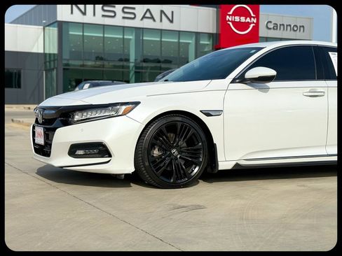 Used 2018 Honda Accord Touring image 2