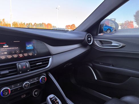 Certified 2022 Alfa Romeo Giulia Veloce image 24