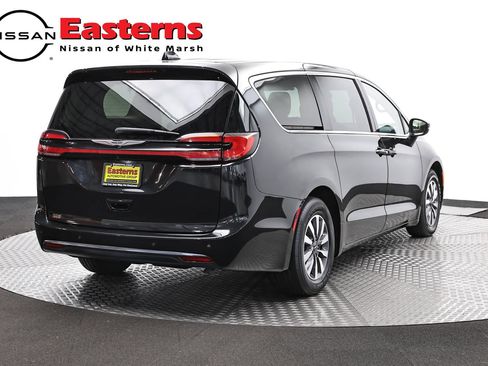 Used 2023 Chrysler Pacifica Touring-L FWD image 5