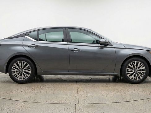 Used 2025 Nissan Altima 2.5 SV FWD image 11