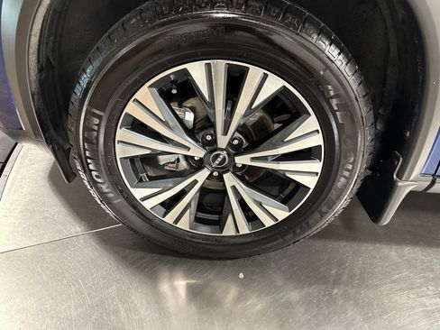 Used 2023 Nissan Rogue SV image 2