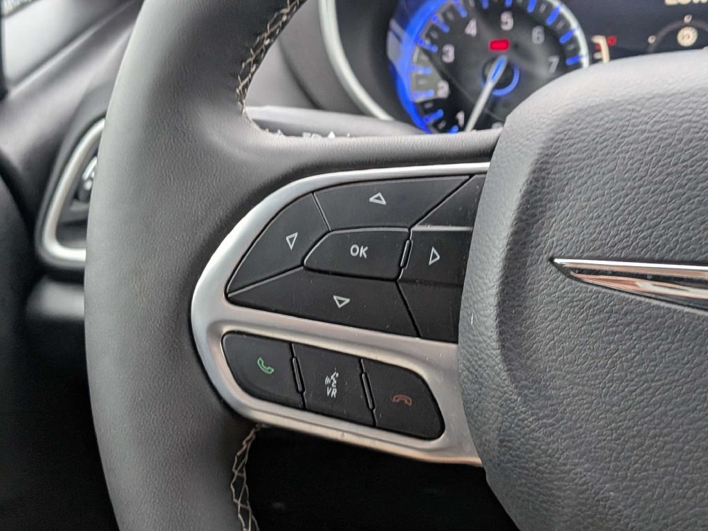 Used 2025 Chrysler Pacifica Select FWD image 23