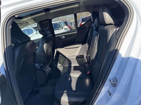 Certified 2025 Volvo XC40 B5 Plus image 9