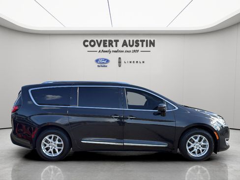 Used 2020 Chrysler Pacifica Touring-L image 6