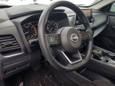 Used 2024 Nissan Rogue S image 9
