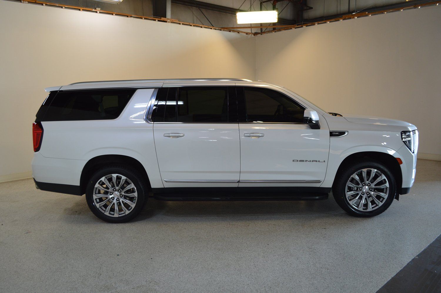Used 2023 GMC Yukon XL Denali w/ LPO, Floor Liner Package AWD/4WD image 2