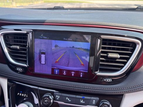 Used 2017 Chrysler Pacifica Limited w/ Advanced Safetytec Group FWD image 6