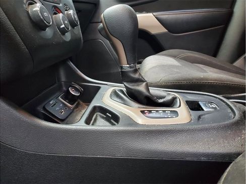 Used 2018 Jeep Cherokee Latitude FWD image 18