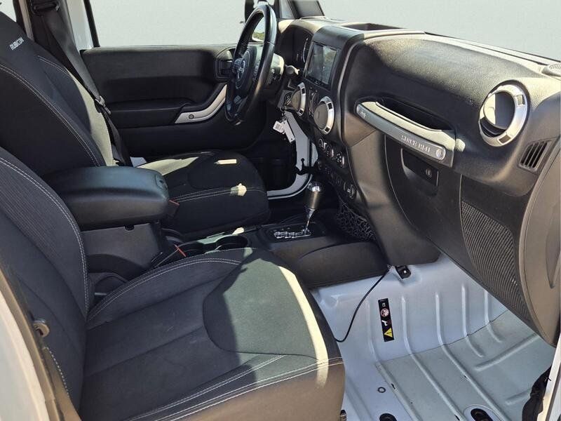 Used 2015 Jeep Wrangler Unlimited Rubicon w/ Connectivity Group AWD/4WD image 17