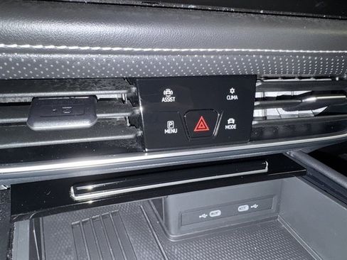 Used 2025 Volkswagen Atlas SE FWD image 32