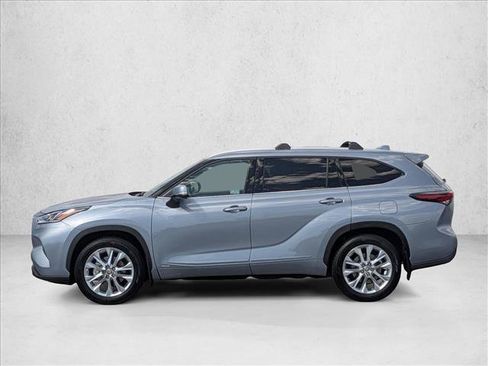 Certified 2024 Toyota Highlander Limited AWD/4WD image 9