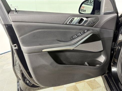 Used 2022 BMW X5 M50i image 12