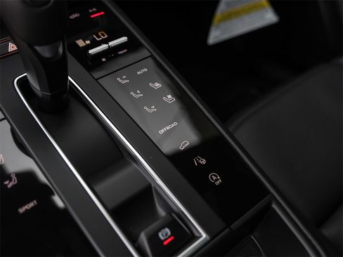 Certified 2025 Porsche Macan image 24