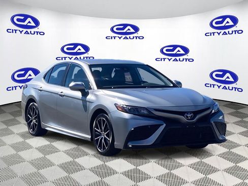Used 2022 Toyota Camry SE image 1