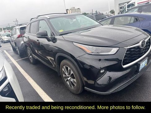 Used 2024 Toyota Highlander XLE AWD/4WD image 3