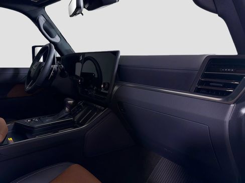 Used 2025 Lexus GX 550 w/ Accessory Package (2T) AWD/4WD image 33
