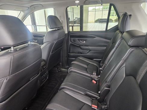 Used 2024 Honda Pilot Touring image 10
