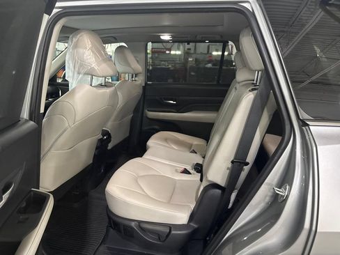 Used 2024 Toyota Grand Highlander AWD image 14