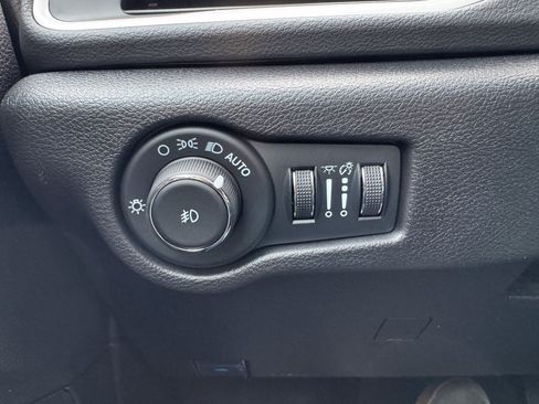 Used 2025 Chrysler Pacifica Select FWD image 18