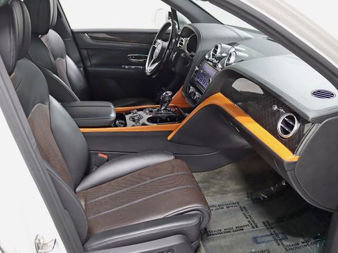 Used 2020 Bentley Bentayga Design Series AWD/4WD image 34