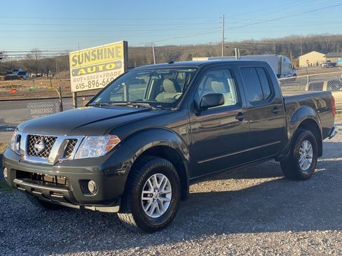 Used 2015 Nissan Frontier SV image 2