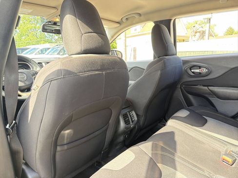 Used 2014 Jeep Cherokee Latitude w/ Cold Weather Group AWD/4WD image 20