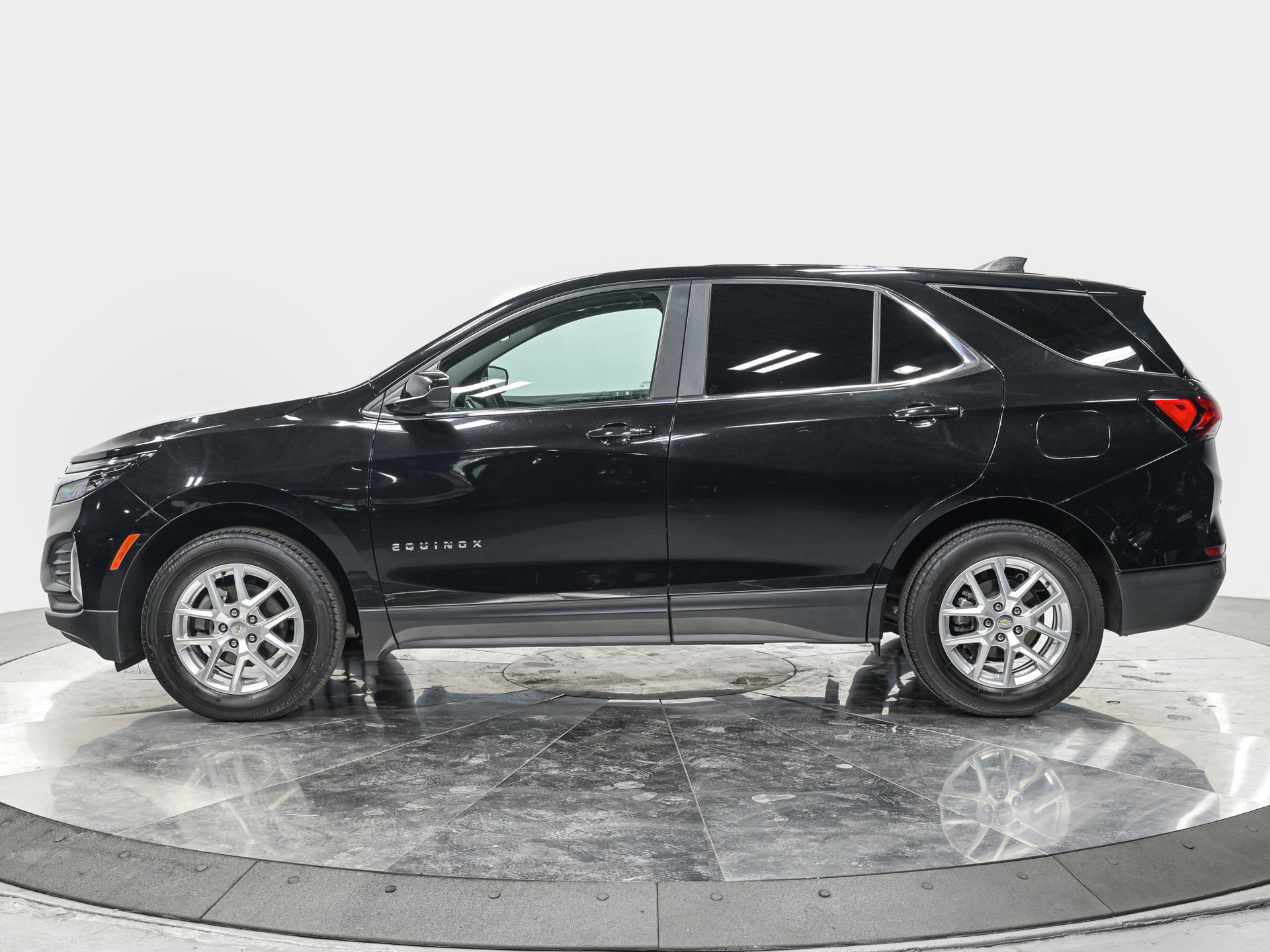 Used 2022 Chevrolet Equinox LT AWD/4WD image 2