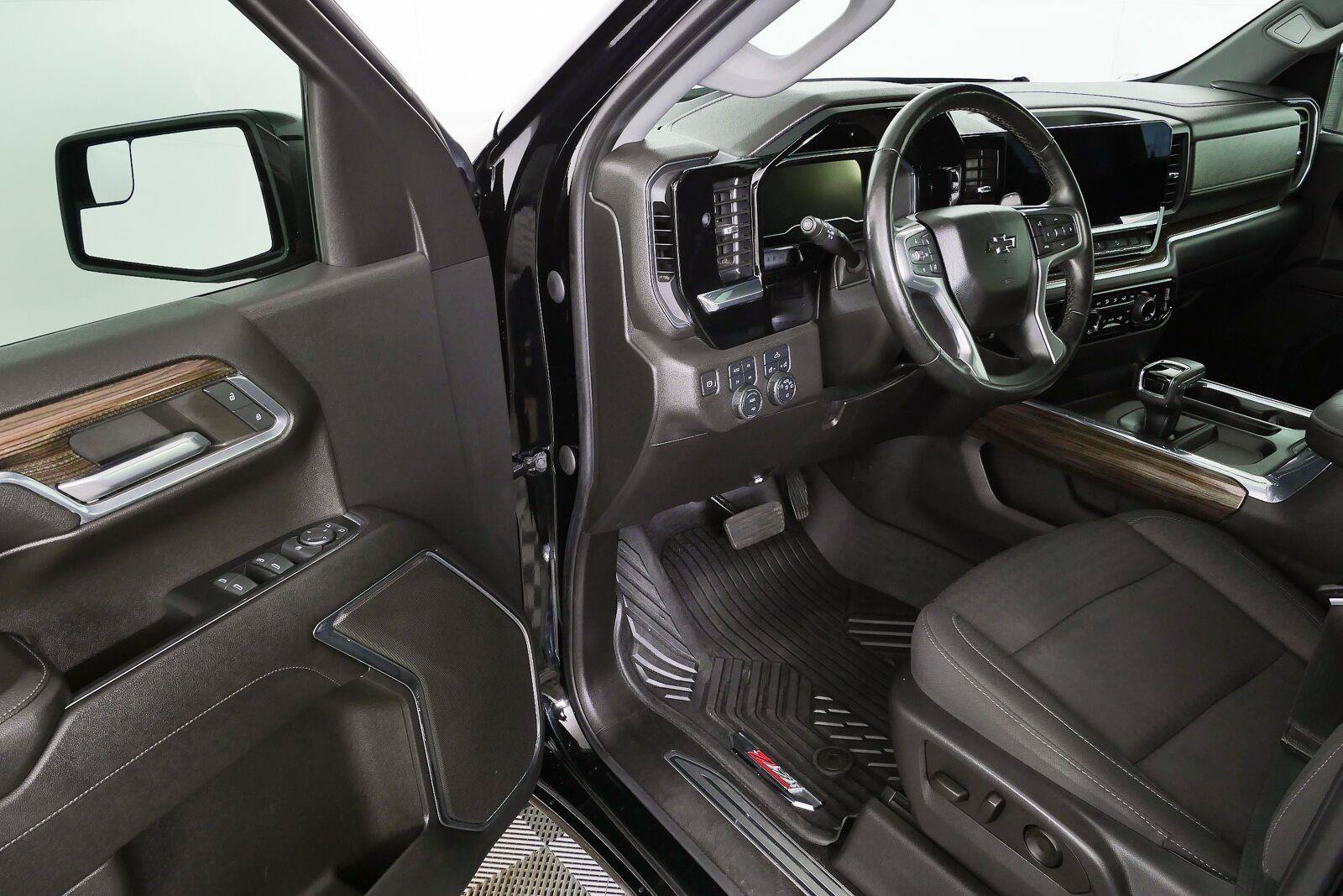 Used 2023 Chevrolet Silverado 1500 RST AWD/4WD image 7