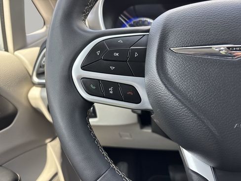 Used 2023 Chrysler Pacifica Touring-L image 27