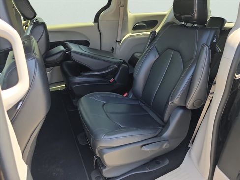Used 2024 Chrysler Pacifica Limited FWD image 20
