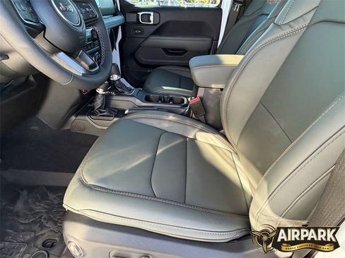 New 2025 Jeep Gladiator Mojave image 16