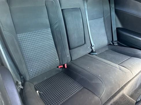 Used 2015 Dodge Challenger SXT image 16