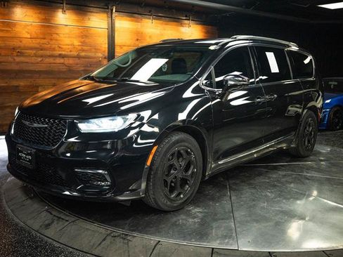 Used 2022 Chrysler Pacifica Limited FWD image 2